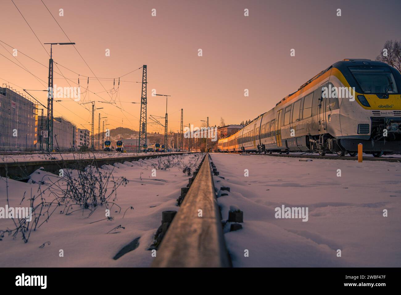 Allenati sui binari innevati al tramonto con particolare attenzione al primo piano, Pforzheim, Germania Foto Stock