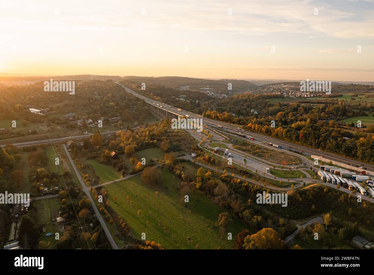 Vista aerea storica di un'autostrada di fronte alla ricostruzione, al crepuscolo con traffico in movimento, Pforzheim, Germania Foto Stock