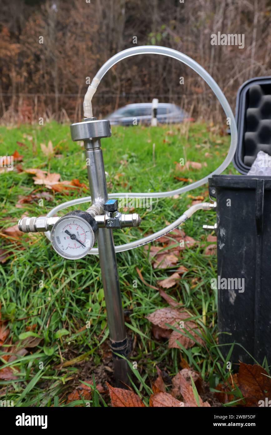 Radon-Vorsorgegebiete in Thüringen Sachverständige messen an der Nesselbachwiese bei Nesselhof das Vorkommen von Radon. DAS Thüringer Landesamt für Umwelt, Bergbau und Naturschutz TLUBN Hat Radonmessungen zum Ausweis von Radonvorsorgegebiete in Auftrag gegeben. Nach dem neuen Strahlenschutzgesetz gelten in den Radonvorsorgegebieten Messpflichten Schutz der Angestellten vor Radon am Arbeitsplatz. Falls eine Radonkonzentration über dem Referenzwert 300 Becquerel pro Kubikmeter gemessen wird, müssen geeignete Maßnahmen zur Senkung des Radonwertes durchgeführt werden, um die Gesundheit des persona Foto Stock