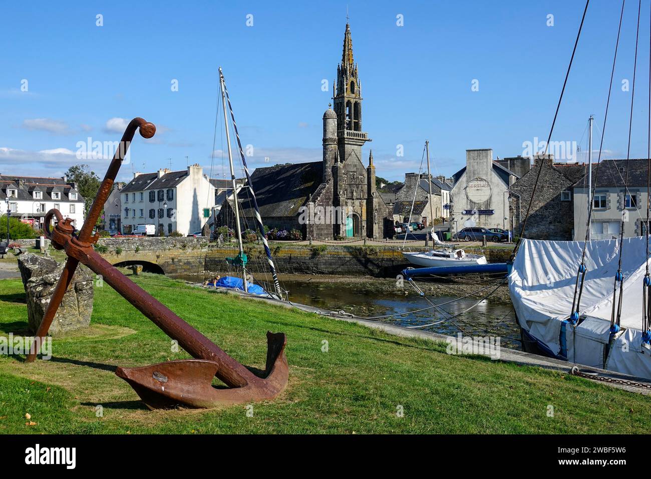 Chiesa di Notre Dame de Bonne Nouvelle alla foce del fiume le Camfrout nella baia di Brest, Hopital-Camfrout, Finistere Penn ar Bed, Bretagne Foto Stock