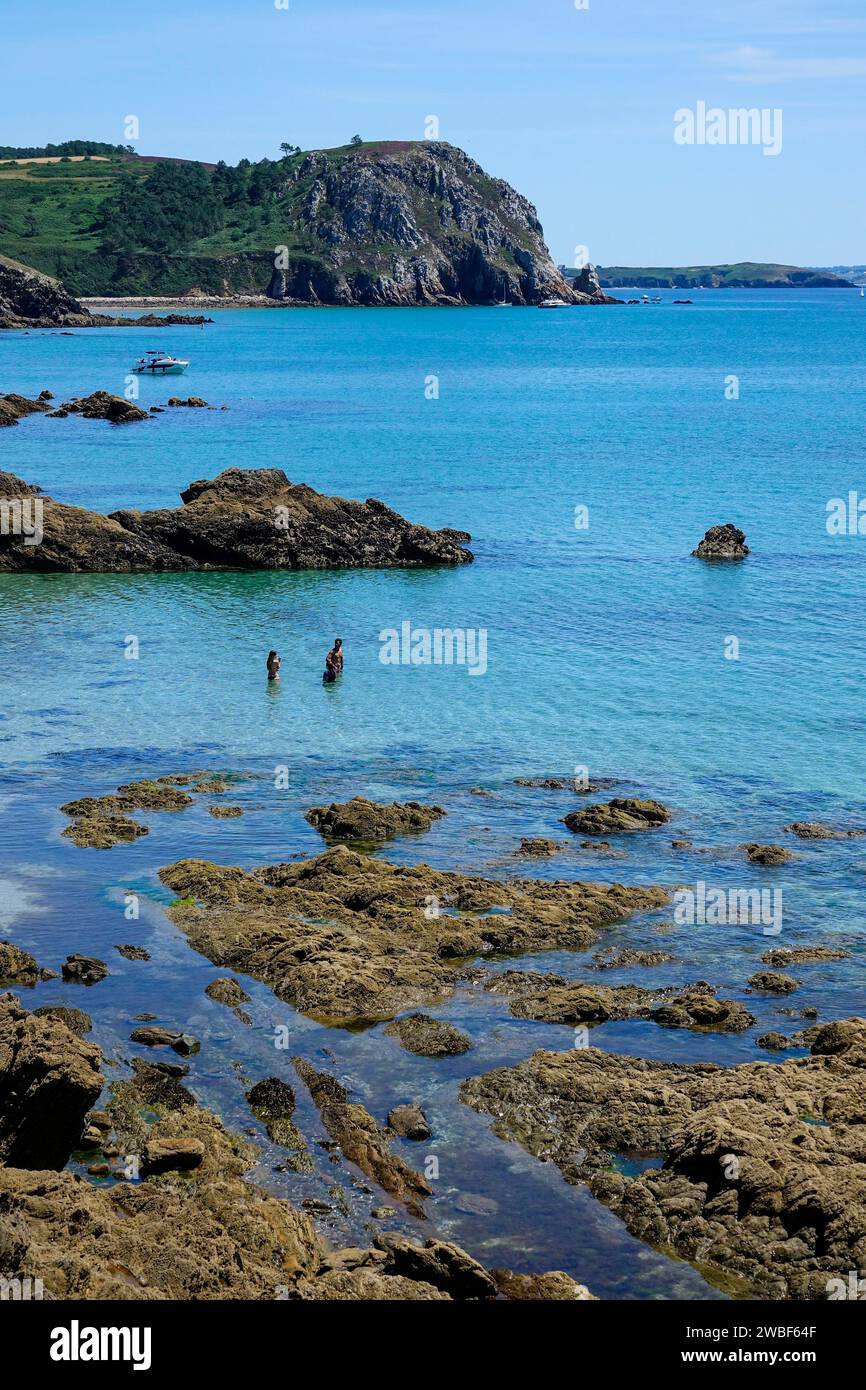 Formazione rocciosa di Pointe de Treboul nella baia di Baie de Douarnenez vista dall'Ile de l'Aber, penisola di Crozon, dipartimento del Finistere, regione della Bretagna Foto Stock