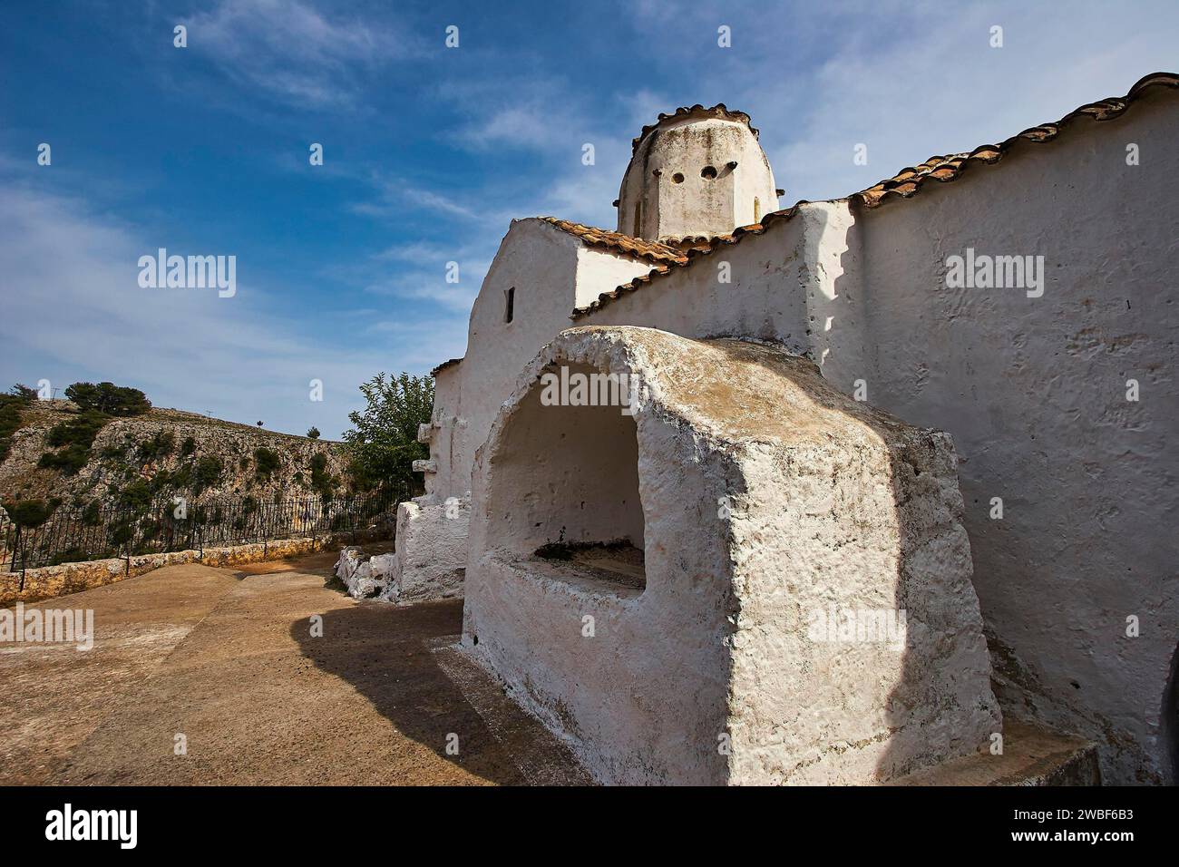 Chiesa di San Michele Arcangelo, chiesa a cupola, vista laterale di una chiesa bianca con cielo azzurro sullo sfondo, Gola di Aradena, Aradena Foto Stock