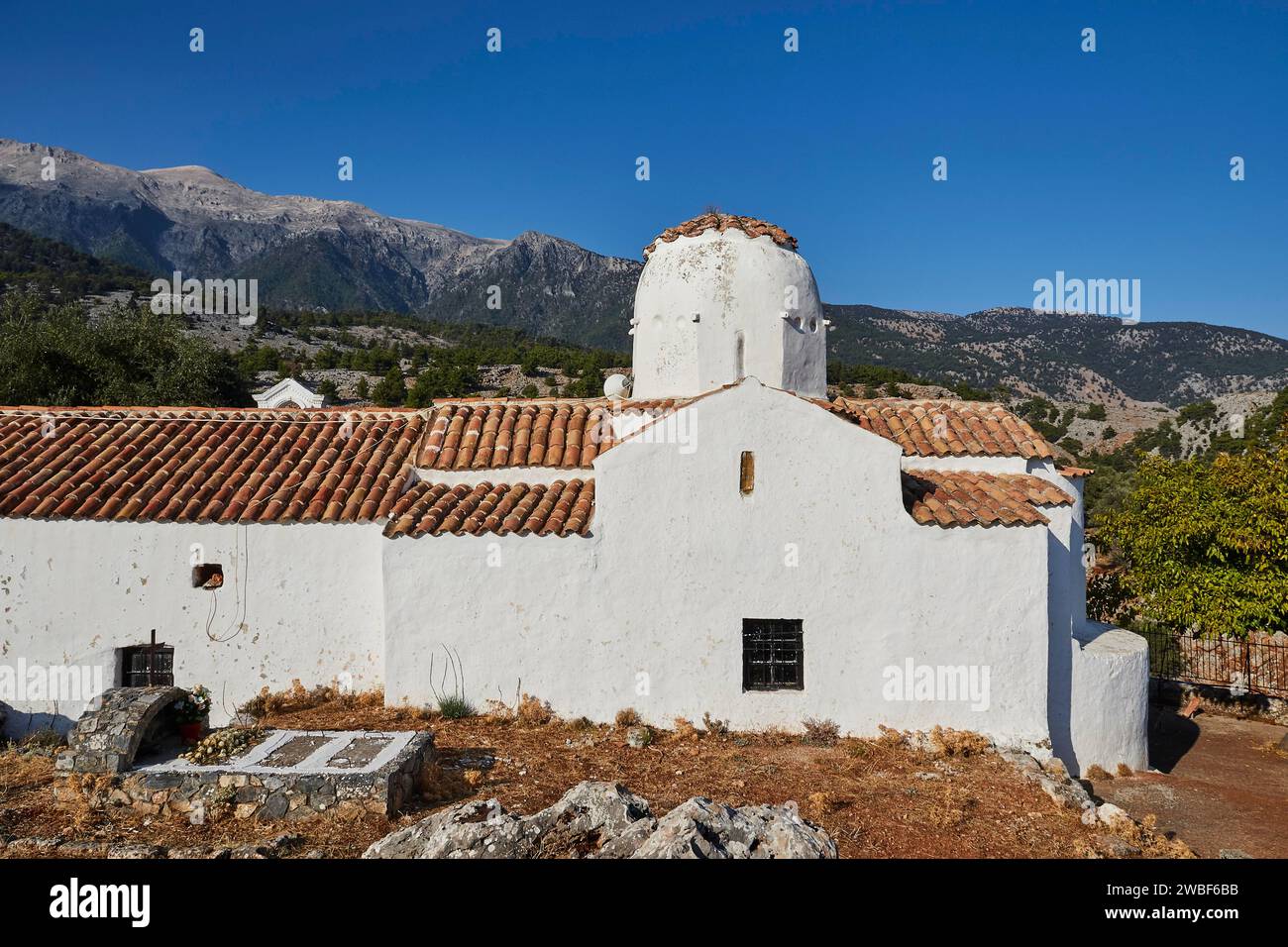 Chiesa di San Michele Arcangelo, chiesa a cupola, architettura della chiesa bianca su uno sfondo di montagne e cielo blu, Aradena Gorge Foto Stock
