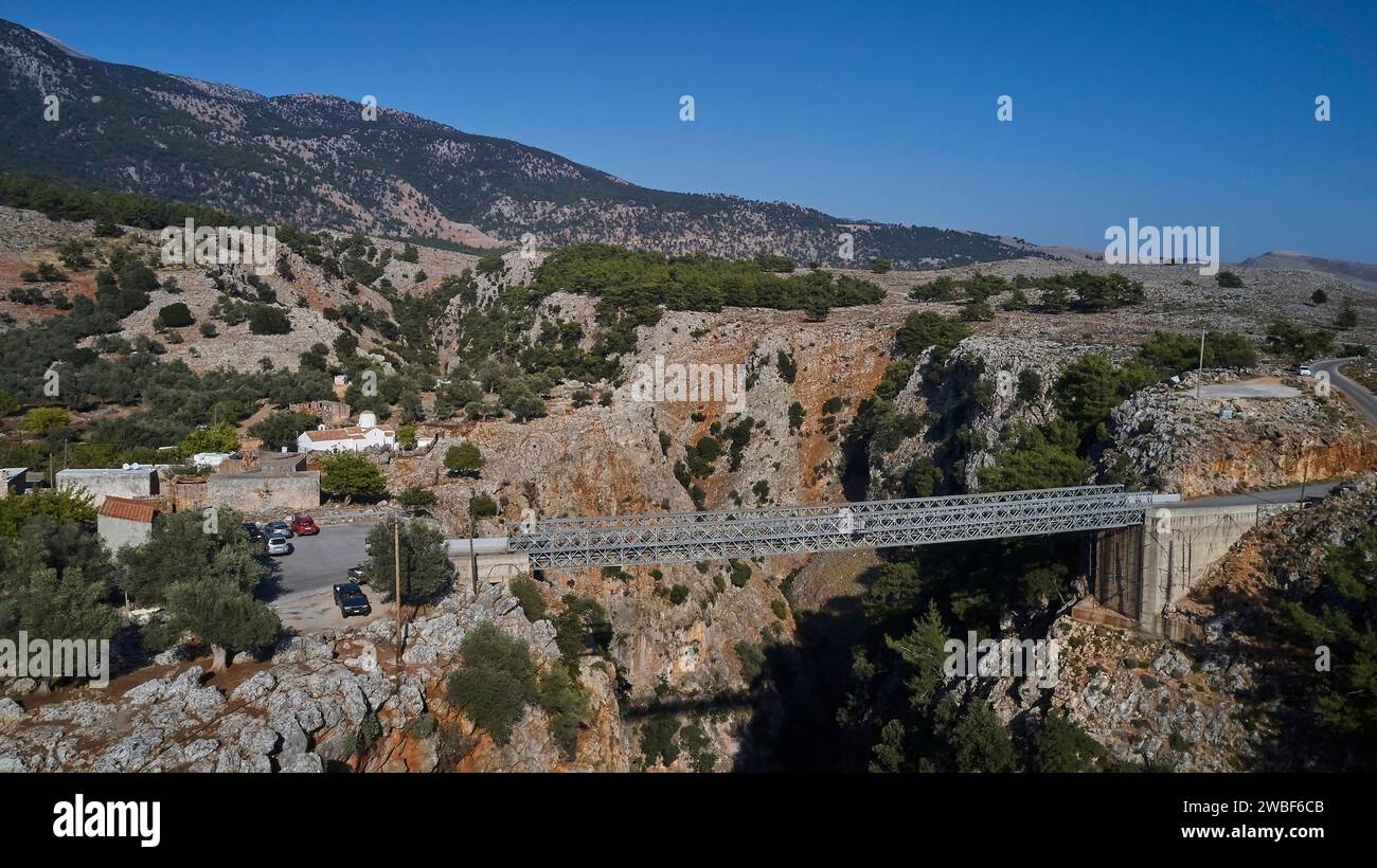 Ponte di metallo su una gola con auto parcheggiate e sfondo montano, Aradena Gorge, Aradena, Sfakia, Creta, Grecia Foto Stock