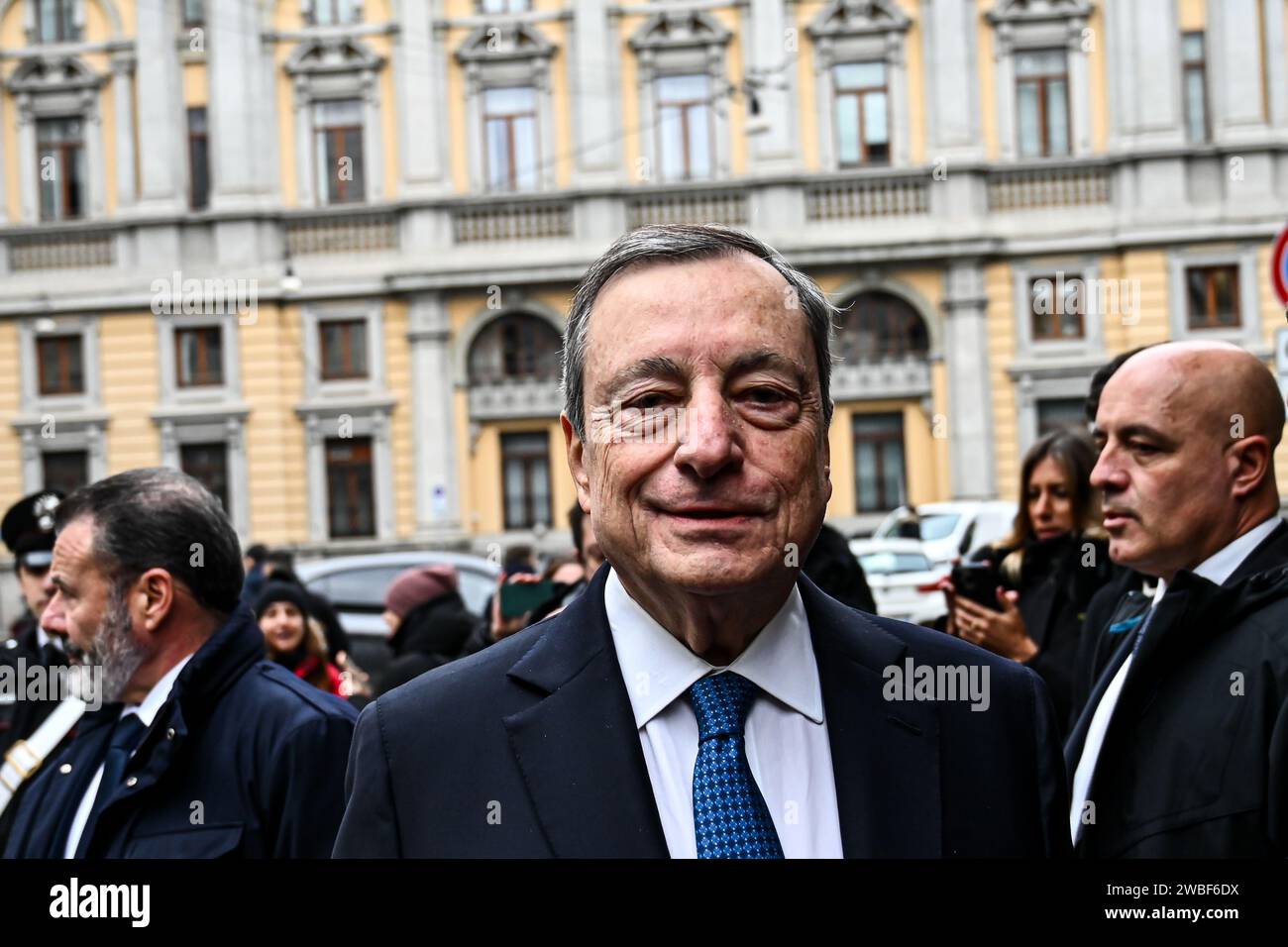 L'ex primo Ministro italiano ed ex presidente della Banca centrale europea, Mario Draghi, arriva per incontrare una delegazione di ERT, la tavola rotonda europea per l'industria presso la sede di Banca d'Italia a Milano, Italia il 10 gennaio 2024 credito: Piero Cruciatti/Alamy Live News Foto Stock