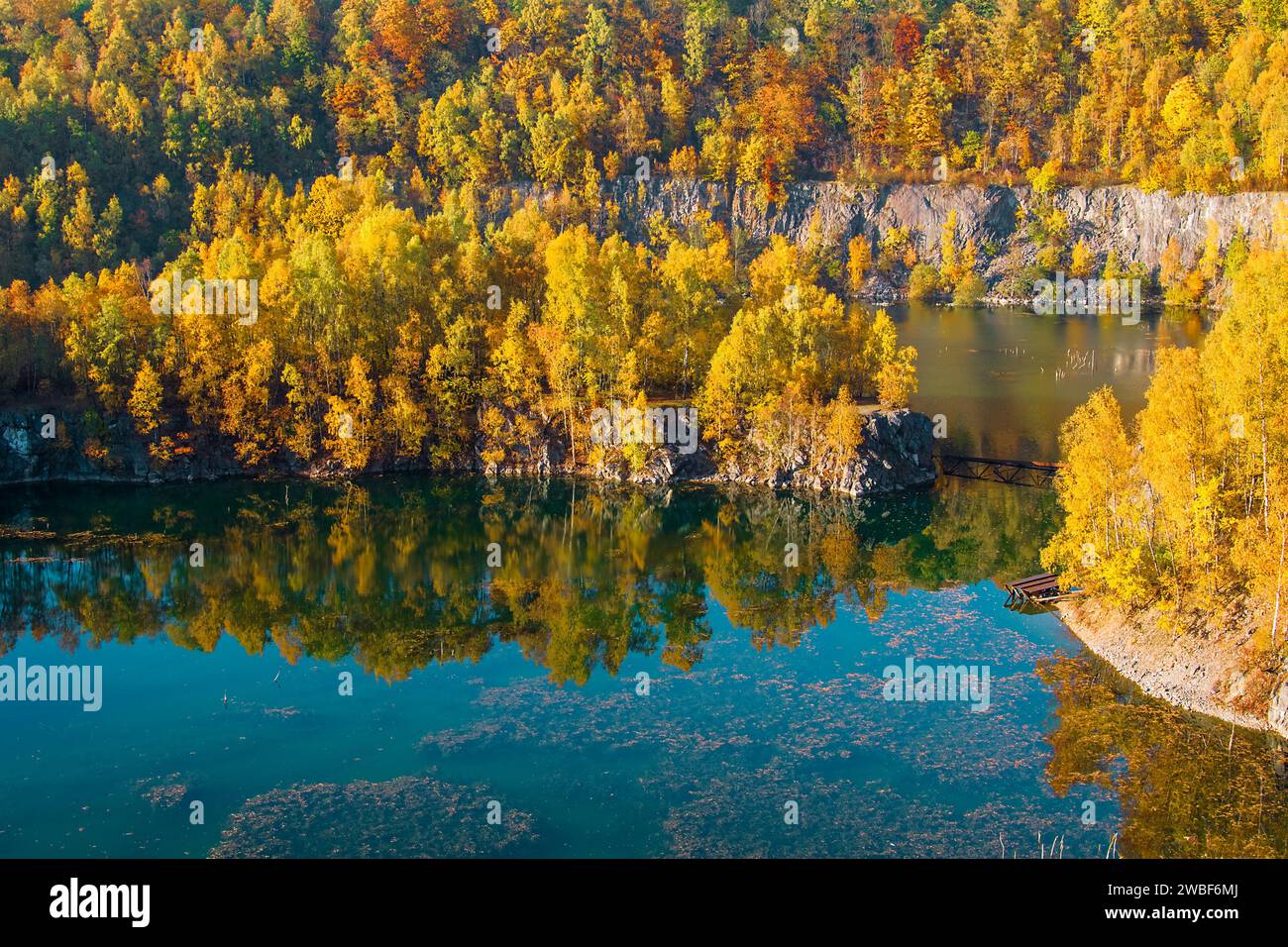 Paesaggio autunnale con alberi colorati sulla riva di un lago vicino a una scogliera ripida, ex cava di Schlupkothen, Wuelfrath, Renania settentrionale-Vestfalia Foto Stock