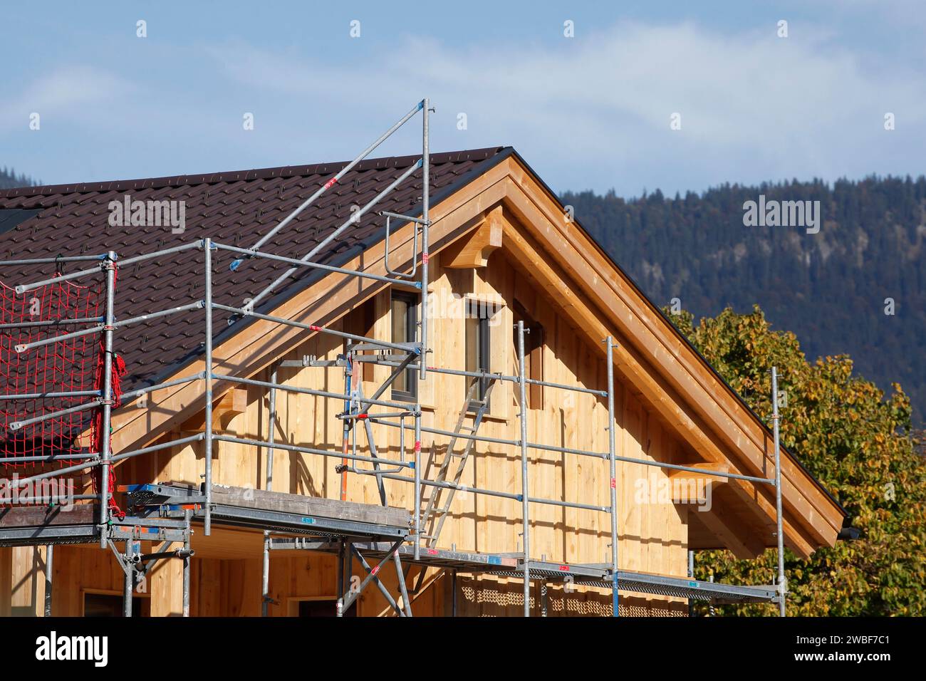 Casa in legno Scaffolded, ristrutturazione, cantiere, Garmisch-Partenkirchen, alta Baviera, Baviera, Germania Foto Stock