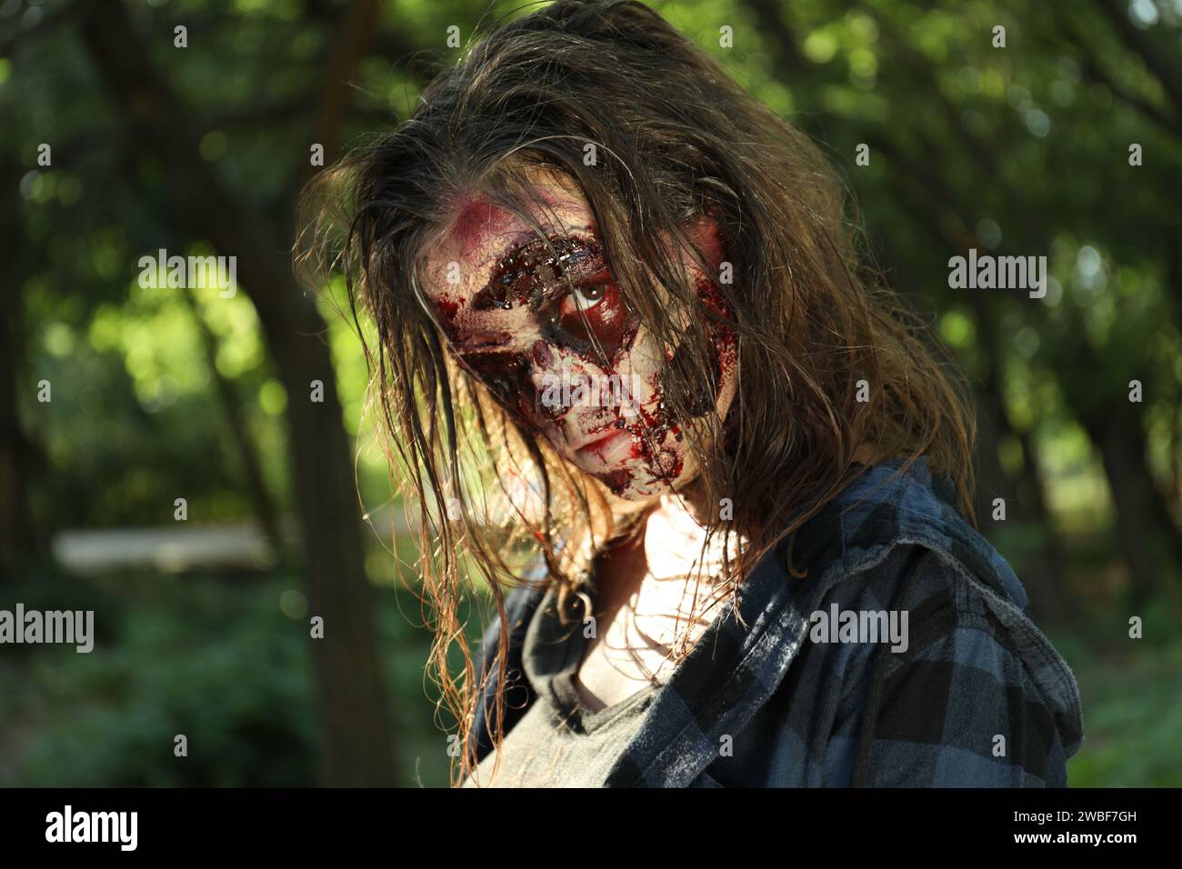 Spaventoso zombie con il volto sanguinoso all'aperto. Mostro di Halloween Foto Stock