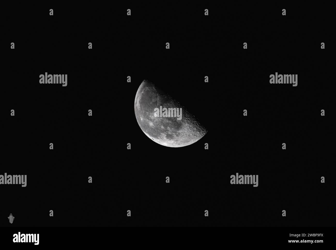 Fotografia della superficie della luna, che mostra i dettagli dei suoi crateri e le ombre gettate dalla superficie irregolare della nostra luna. Foto Stock