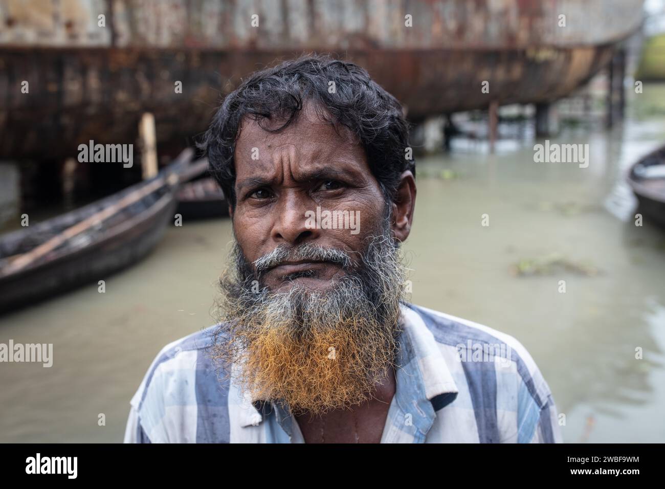 Ritratto di un operaio di un cantiere navale, cantieri navali, Dacca, Bangladesh Foto Stock