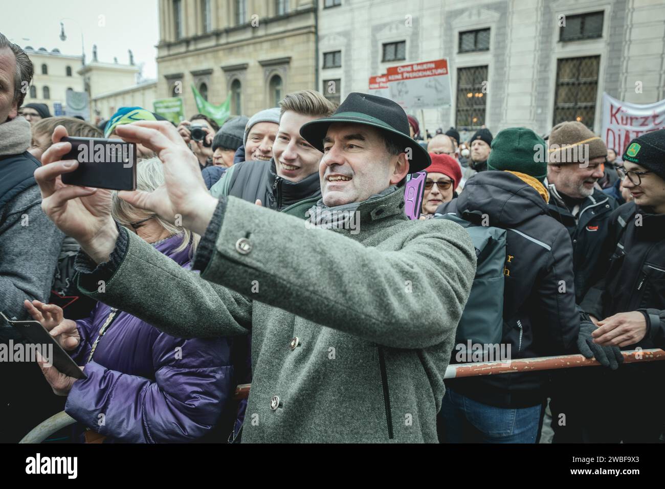 Il Vicepresidente e Ministro dell'economia Hubert Aiwanger fa un selfie con un manifestante alla manifestazione, la protesta degli agricoltori, Odeonsplatz Foto Stock