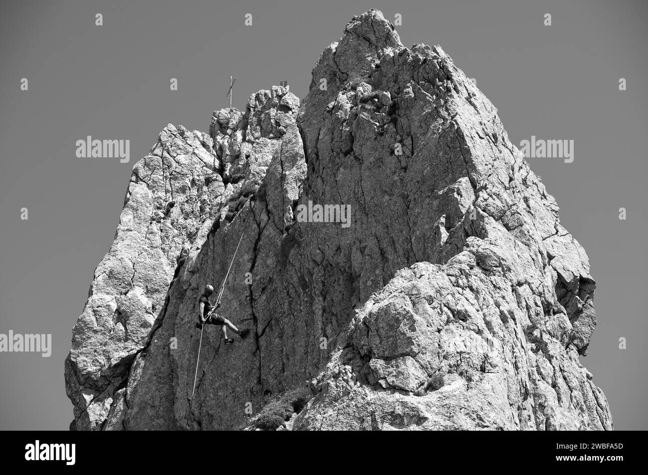 Arrampicata in discesa sul Rosssteinnadel, villaggio alpinista di Kreuth, montagne della Mangfall, Prealpi bavaresi, alta Baviera, Baviera, Germania Foto Stock