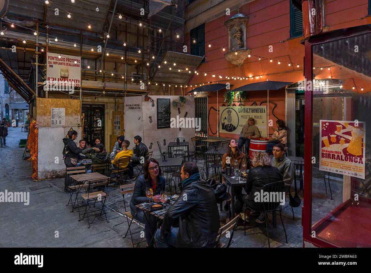 Vivace Street Cafe di notte nel centro storico di Genova, Italia Foto Stock