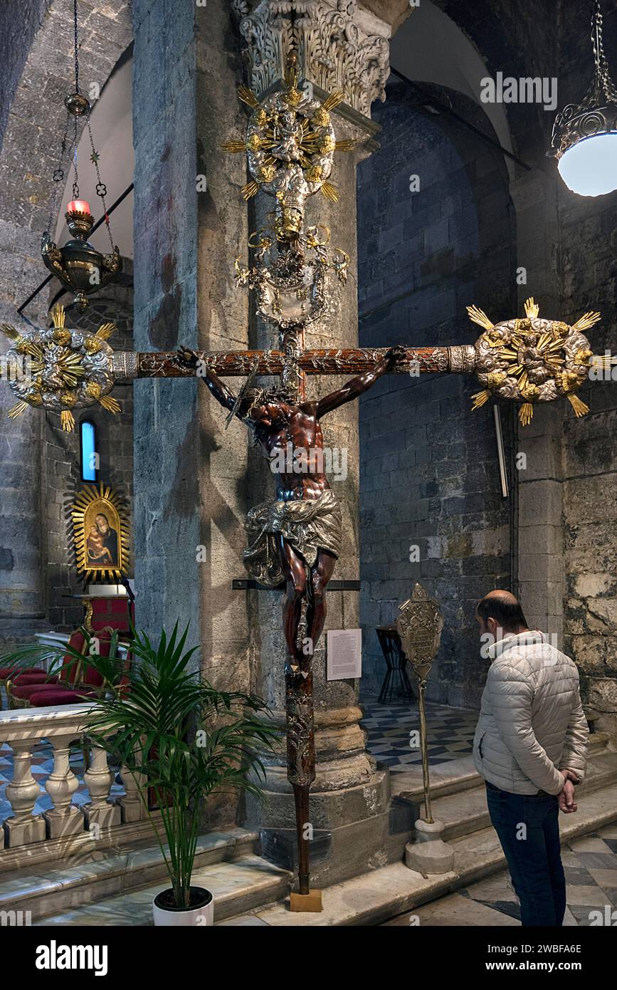 Grande croce di Chisto sul coro nella chiesa di San Donato, XII secolo, via S. Donato, 10, nel centro di Genova, Italia Foto Stock