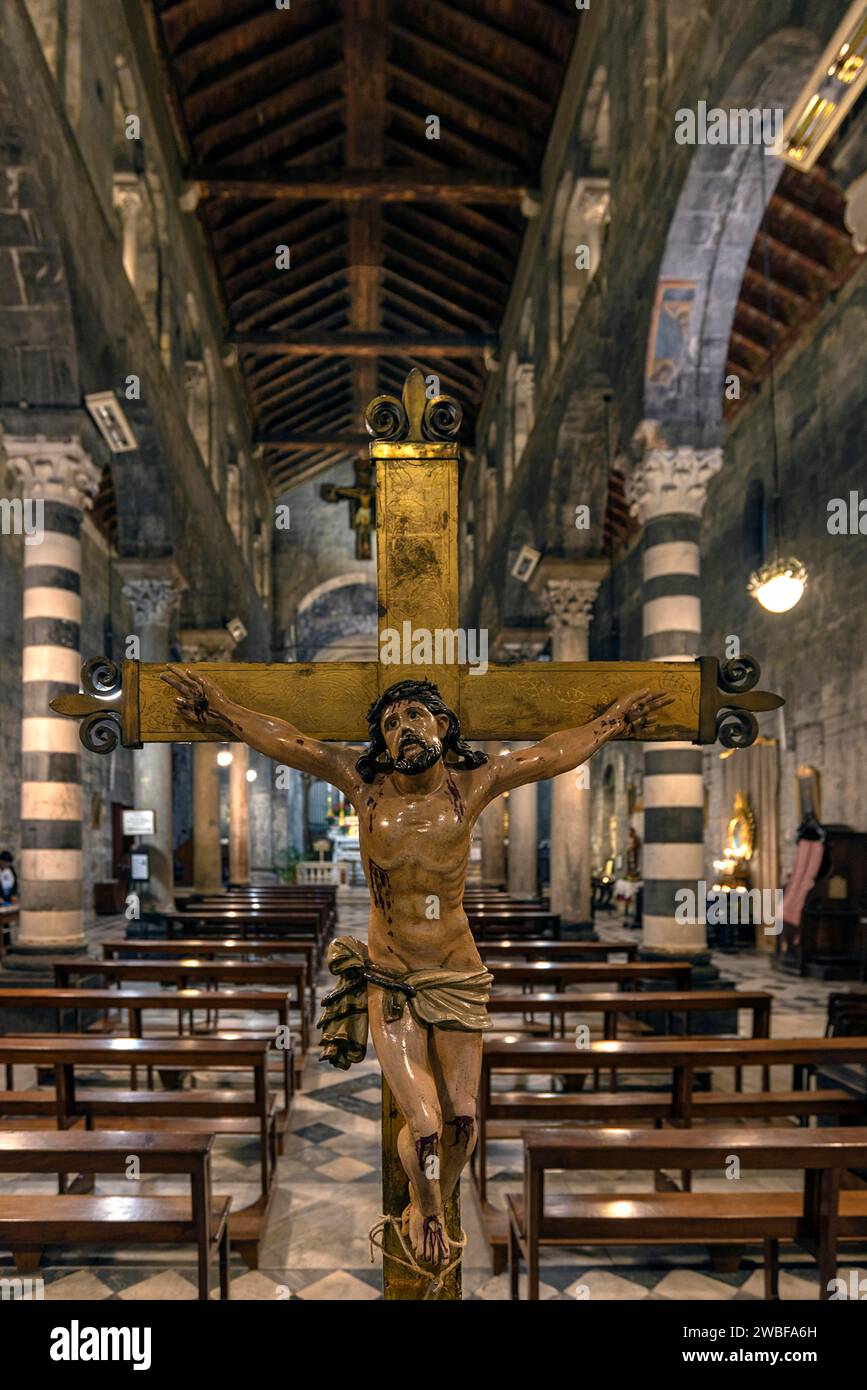 Croce di Cristo all'ingresso della chiesa di San Donato, XII secolo, via S. Donato, 10, nel centro di Genova, Italia Foto Stock