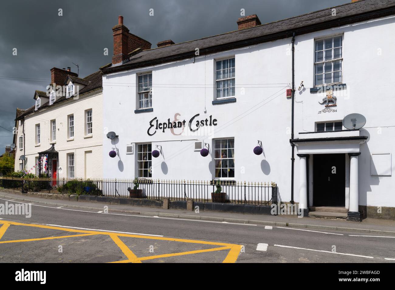 Shawbury, Regno Unito - 5 maggio 2023; fila di vecchi edifici nel villaggio Shropshire di Shawbury, tra cui il pub Elephant and Castle Foto Stock