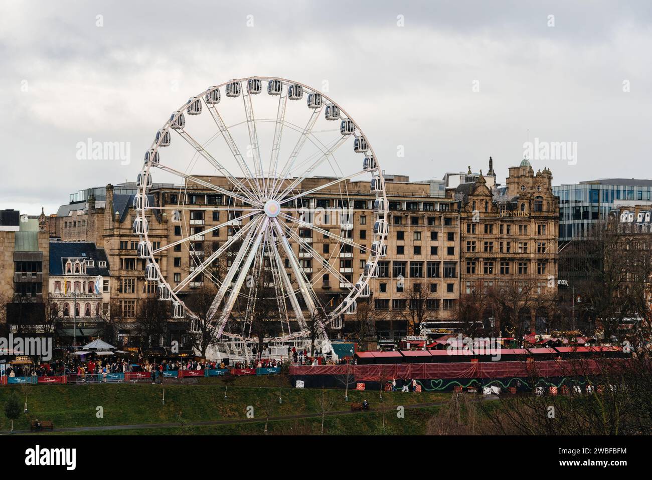 Edimburgo, Regno Unito - 5 dicembre 2023: Ruota panoramica durante il mercatino di Natale in Princes Street. East Princes Street Gardens Foto Stock