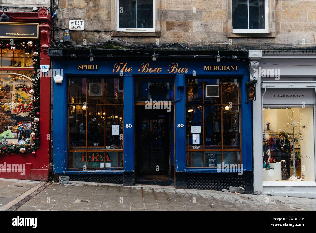 Edimburgo, Regno Unito - 5 dicembre 2023: The Upper Bow vicino a Victoria Street nella città vecchia Foto Stock