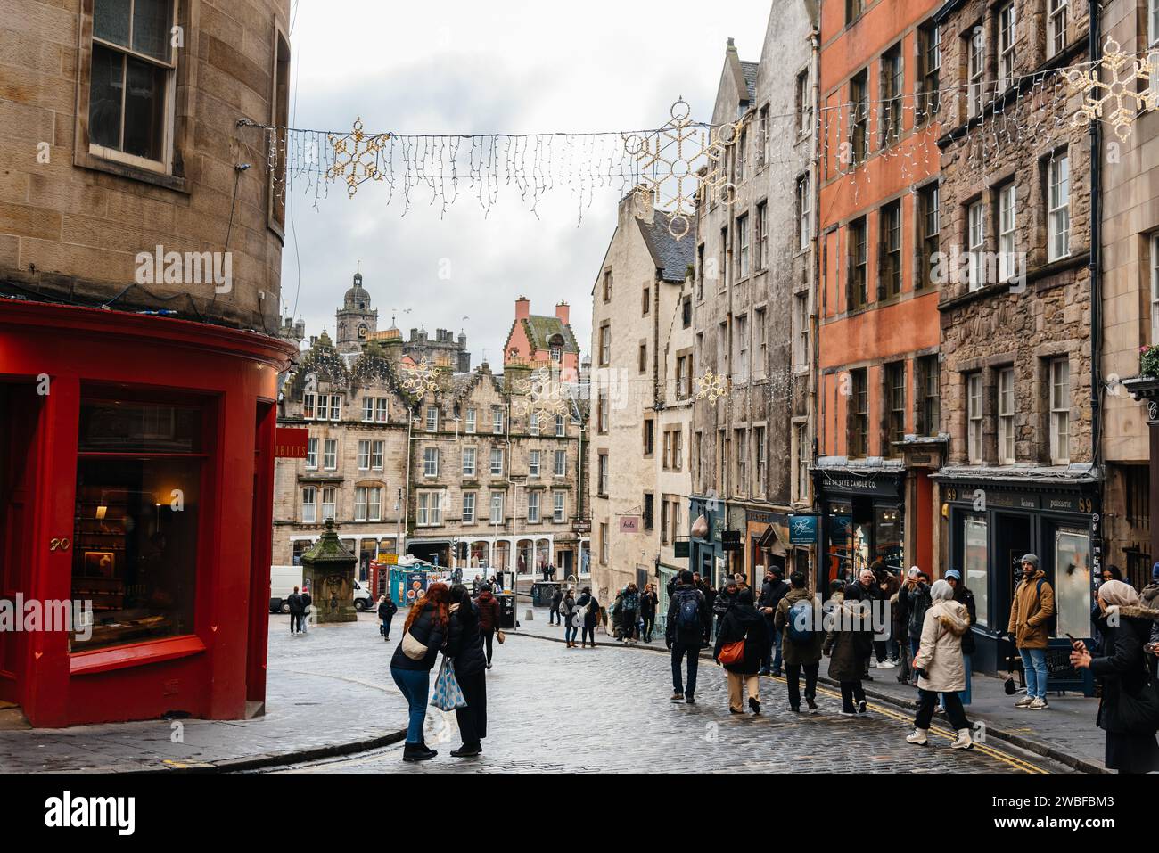 Edimburgo, Regno Unito - dicembre 2023: Victoria Street durante il periodo natalizio Foto Stock