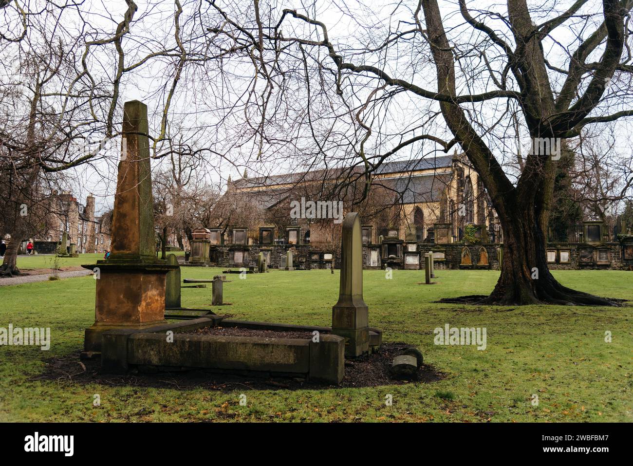 Edimburgo, Regno Unito - 5 dicembre 2023: Greyfriars Kirkyard è il cimitero che circonda Greyfriars Kirk a Edimburgo Foto Stock