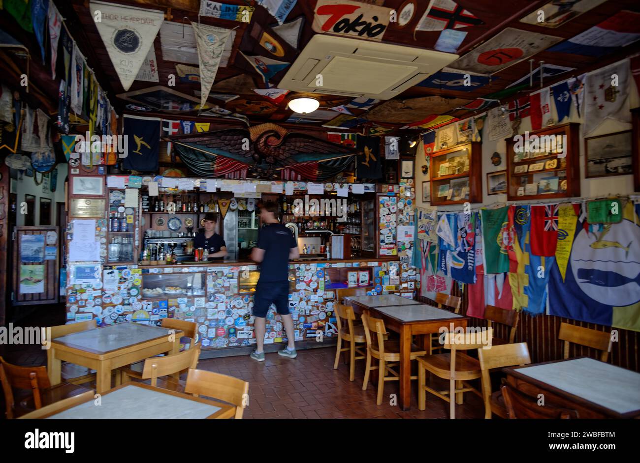 Vista interna del famoso Cafe Sport con molte bandiere e pennant provenienti da traversate atlantiche sul soffitto, Horta, Faial Island, Azzorre e Portogallo Foto Stock