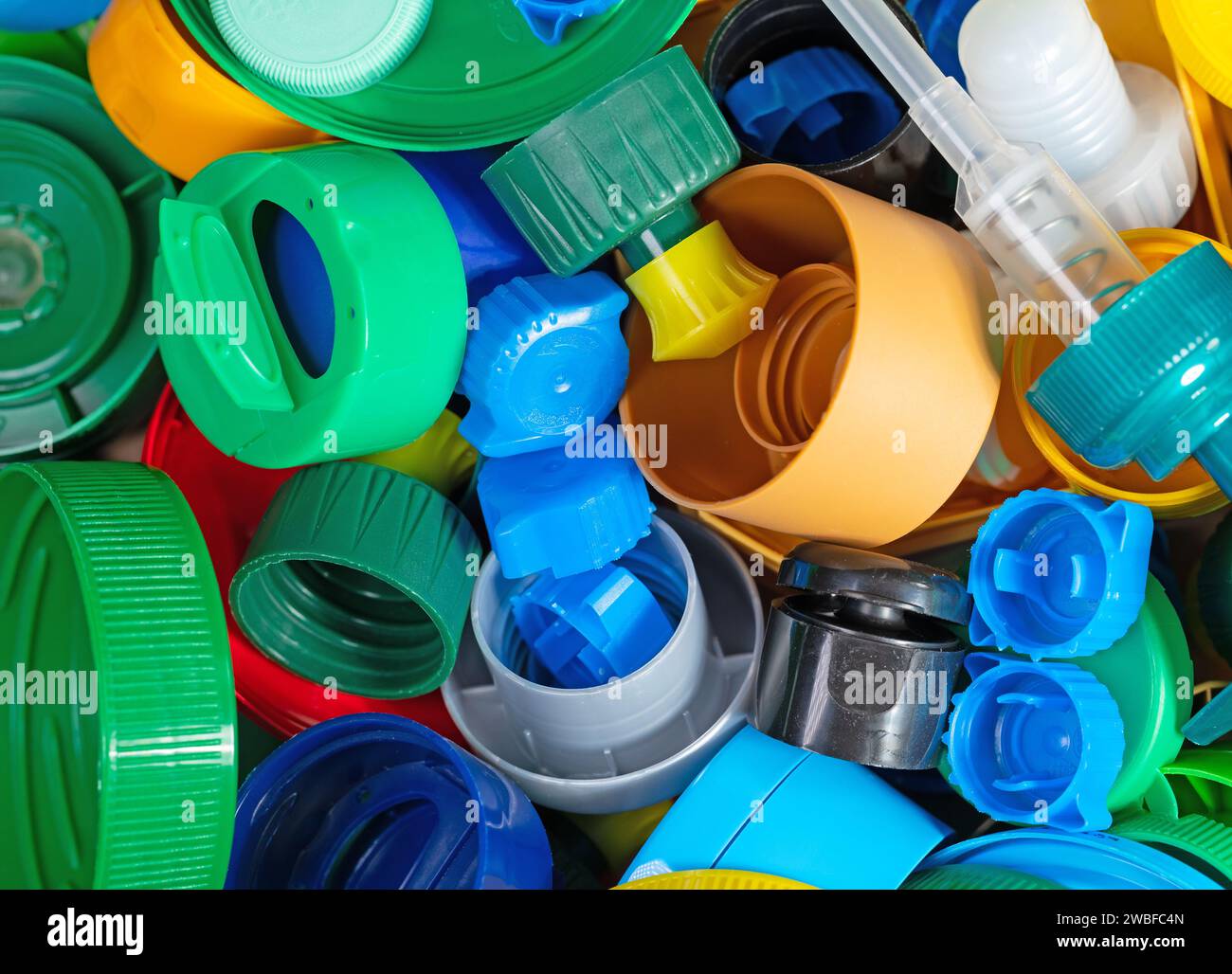 Vari tappi a vite e tappi in plastica per il riciclaggio Foto Stock