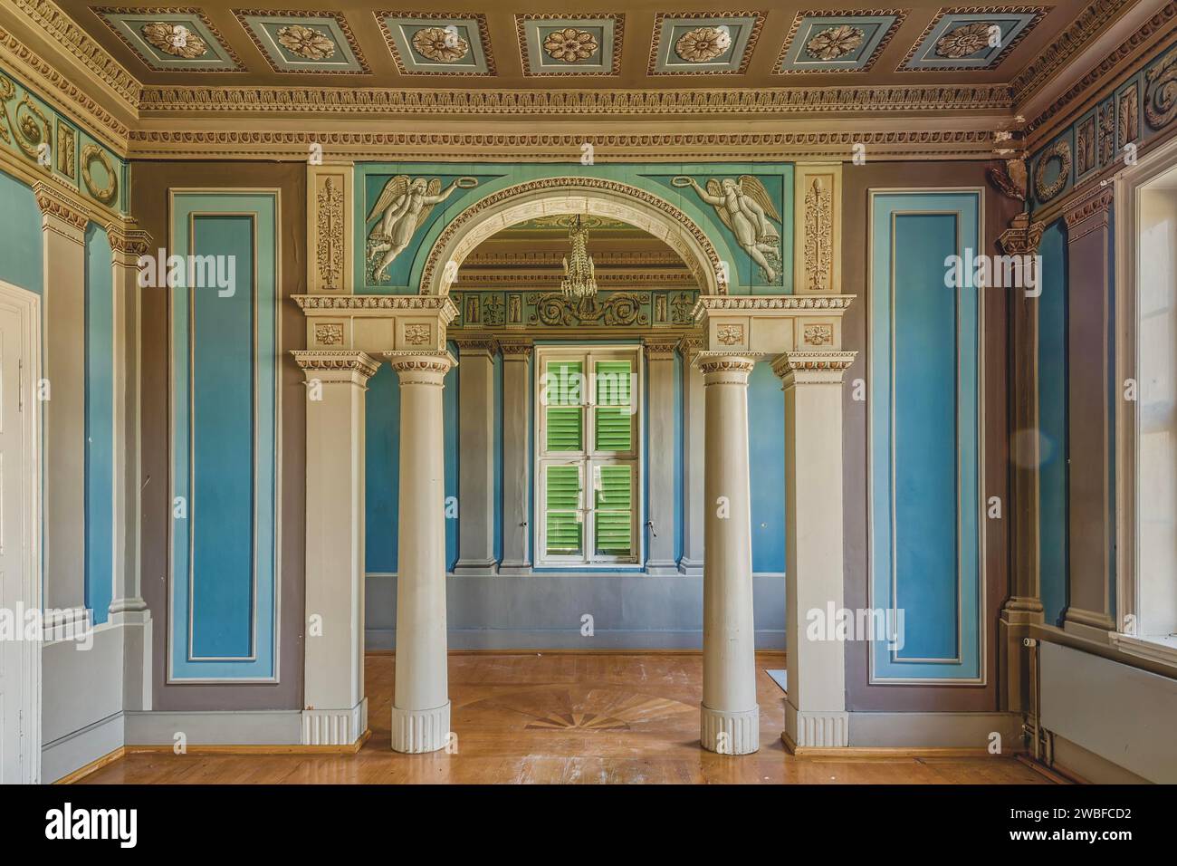 Elegante corridoio interno con colonne, soffitti alti e persiane chiuse, Schachtrupp Villa, Lost Place, Osterode am Harz, bassa Sassonia, Germania Foto Stock
