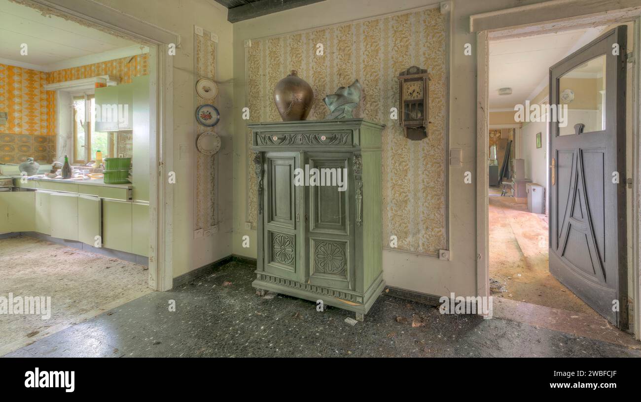 Vista su una casa abbandonata con orologio e mobili antichi, Maison Limmi, Lost Place, Kalken, Laarne, provincia delle Fiandre orientali, Belgio Foto Stock