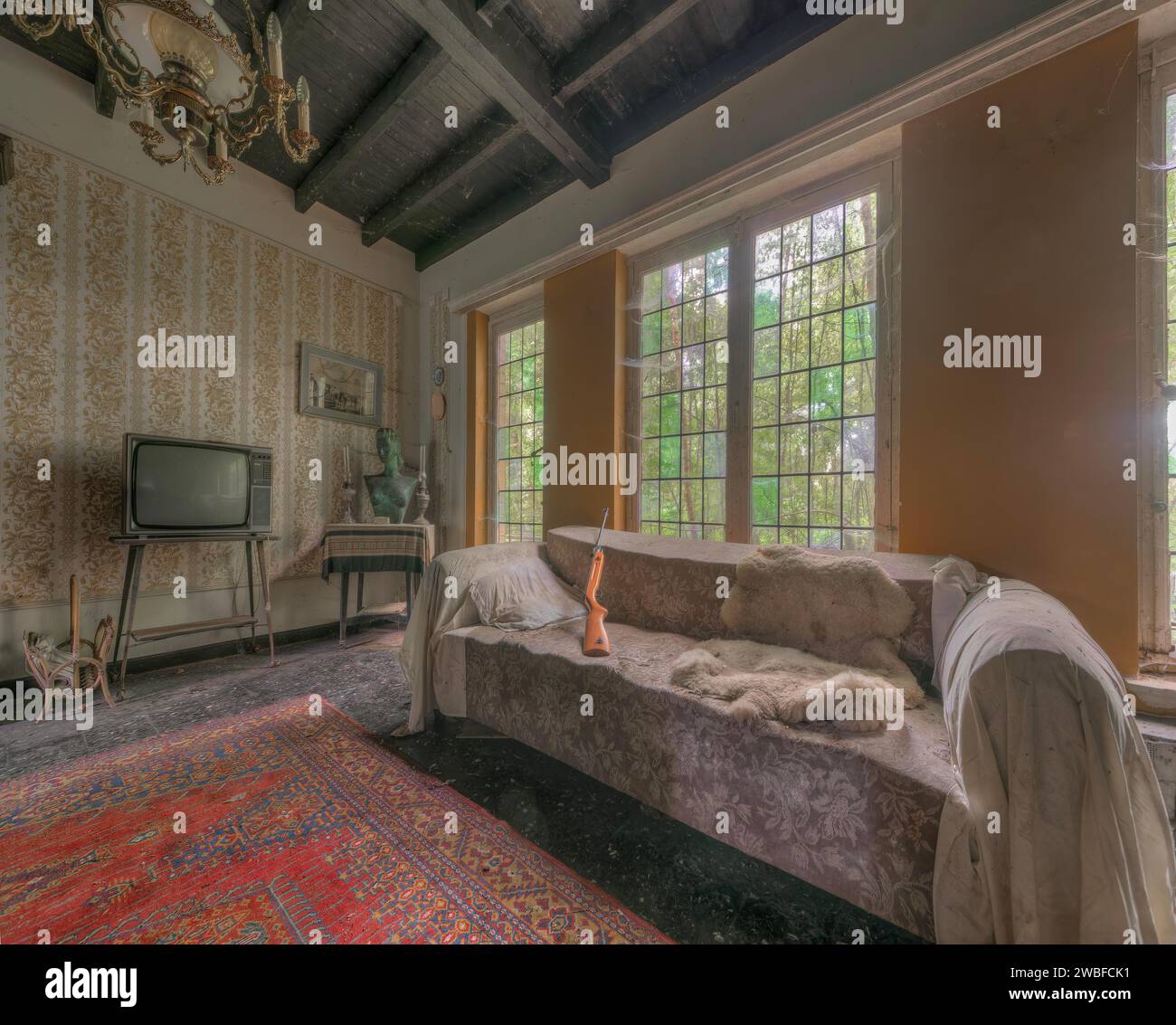 Una stanza abbandonata con mobili polverosi e una vecchia televisione, Maison Limmi, Lost Place, Kalken, Laarne, provincia delle Fiandre orientali, Belgio Foto Stock