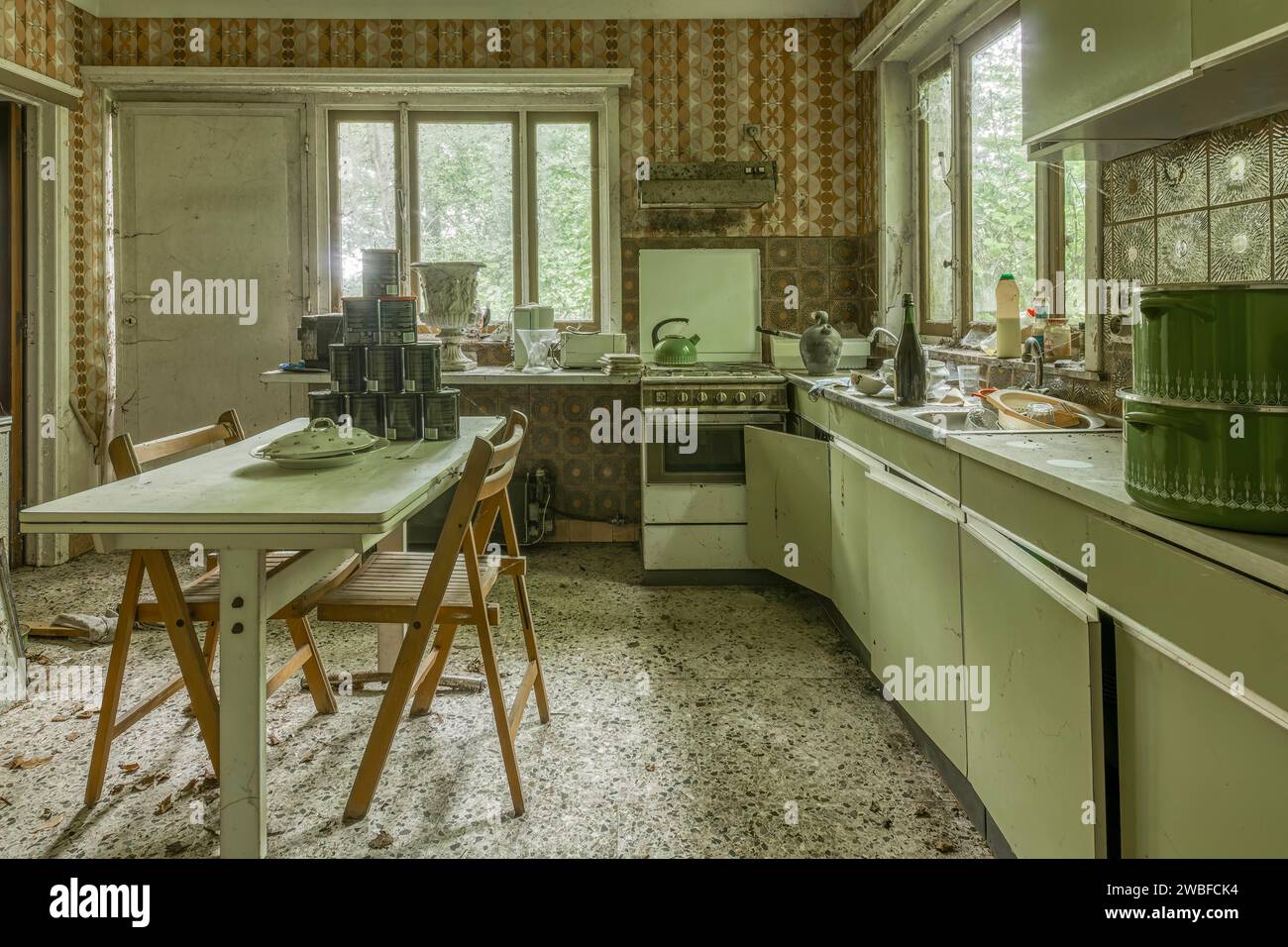 Una cucina caotica e abbandonata con fascino retrò e tracce di decadenza, Maison Limmi, Lost Place, Kalken, Laarne, provincia delle Fiandre orientali, Belgio Foto Stock