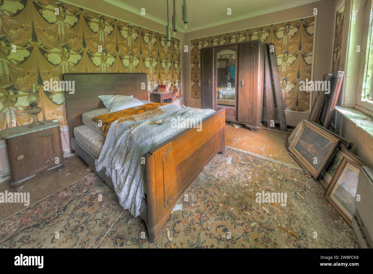 L'immagine di una camera da letto abbandonata che trasmette un senso di abbandono, Maison Limmi, Lost Place, Kalken, Laarne, provincia delle Fiandre orientali, Belgio Foto Stock