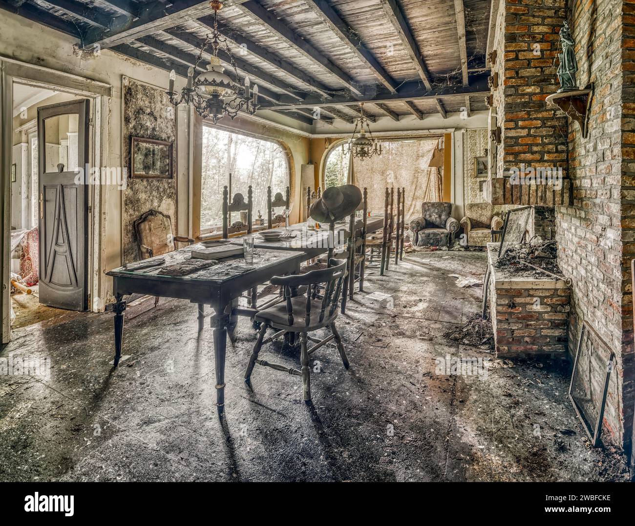 Inondazioni leggere una sala da pranzo abbandonata caratterizzata da decadimento, Maison Limmi, Lost Place, Kalken, Laarne, provincia delle Fiandre orientali, Belgio Foto Stock