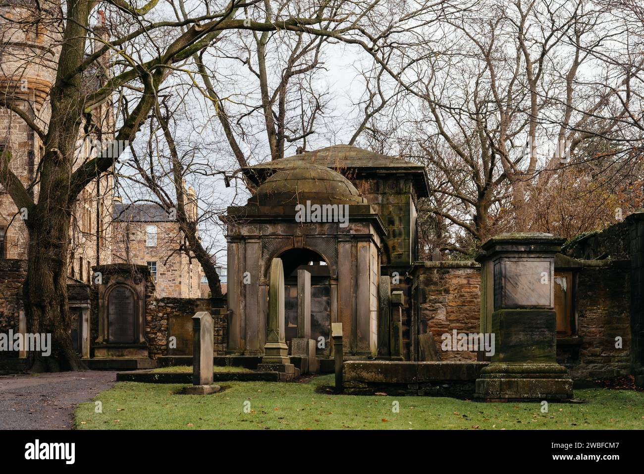 Edimburgo, Regno Unito - 5 dicembre 2023: Greyfriars Kirkyard è il cimitero che circonda Greyfriars Kirk a Edimburgo Foto Stock
