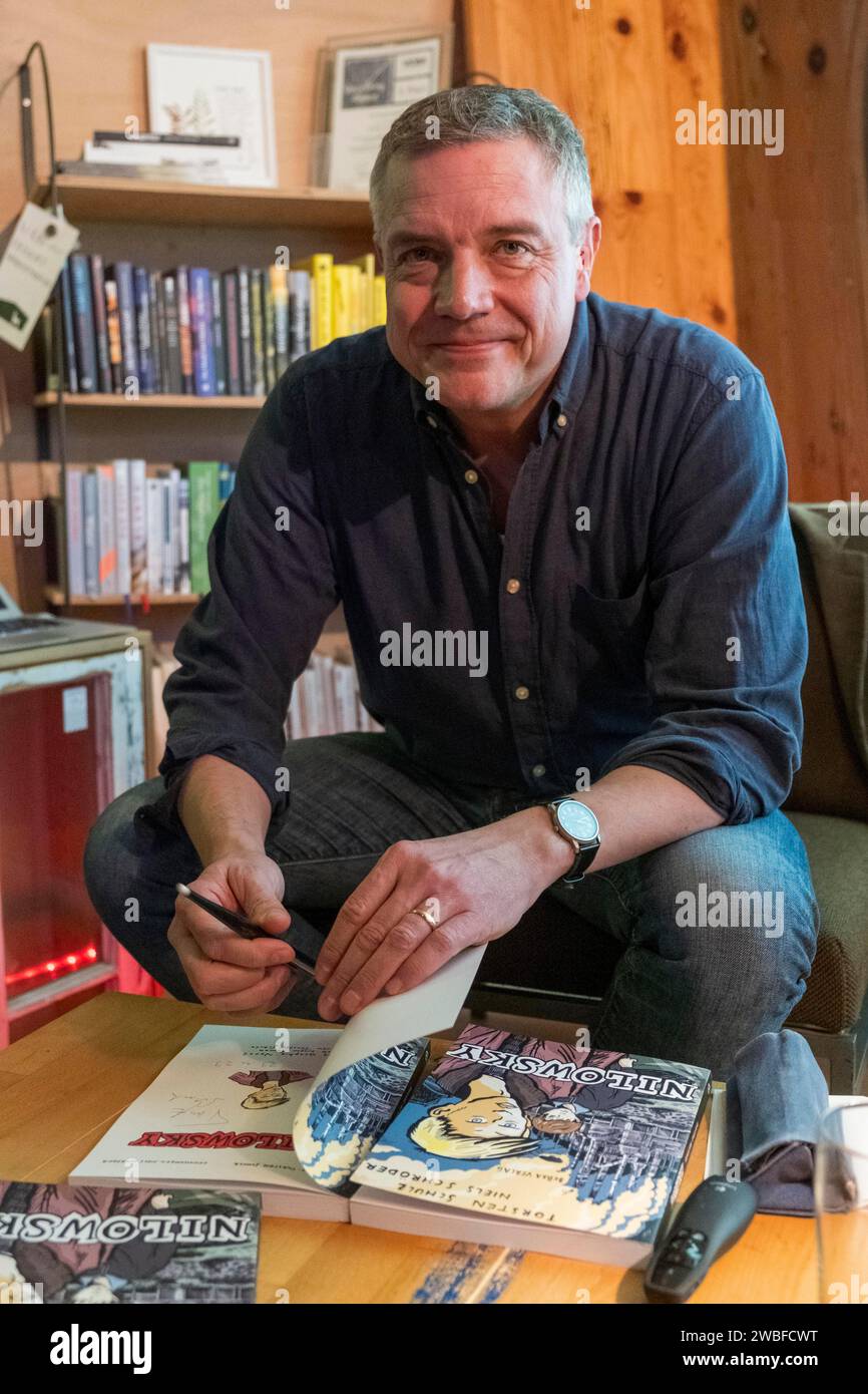 Germania, Berlino, 23.11.2023, graphic artist Niels Schroeder, lancio del libro Nilowsky, graphic novel dell'autore Torsten Schulz e graphic artist Niels Foto Stock