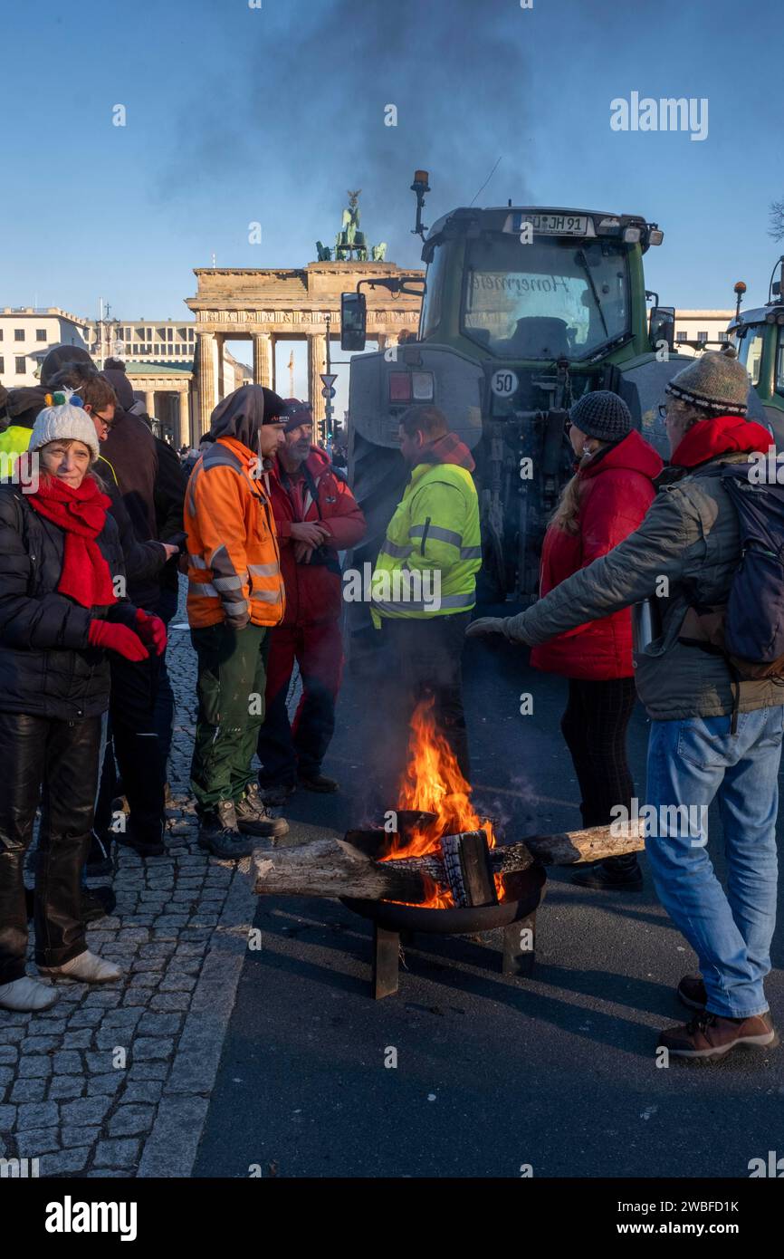 Germany, Berlin, 08.01.2024, Protest by farmers in front of the Brandenburg Gate, nationwide protest week against the policies of the traffic light Foto Stock