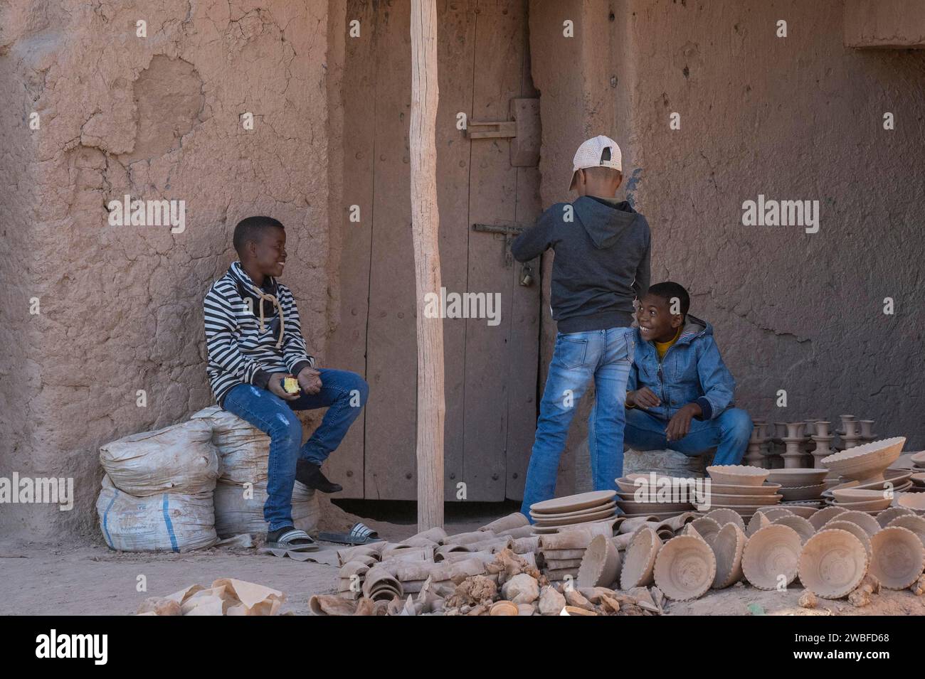 Bambini che lavorano in ceramica, Tamegroute, Marocco Foto Stock
