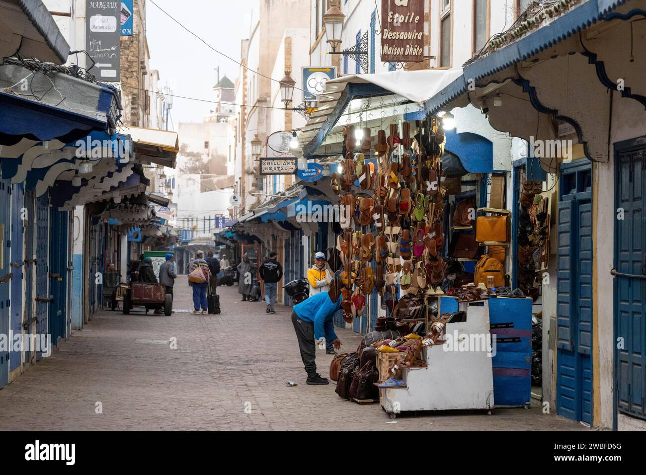 Tipico scenario di strada con negozi, Essaouira, Marocco Foto Stock