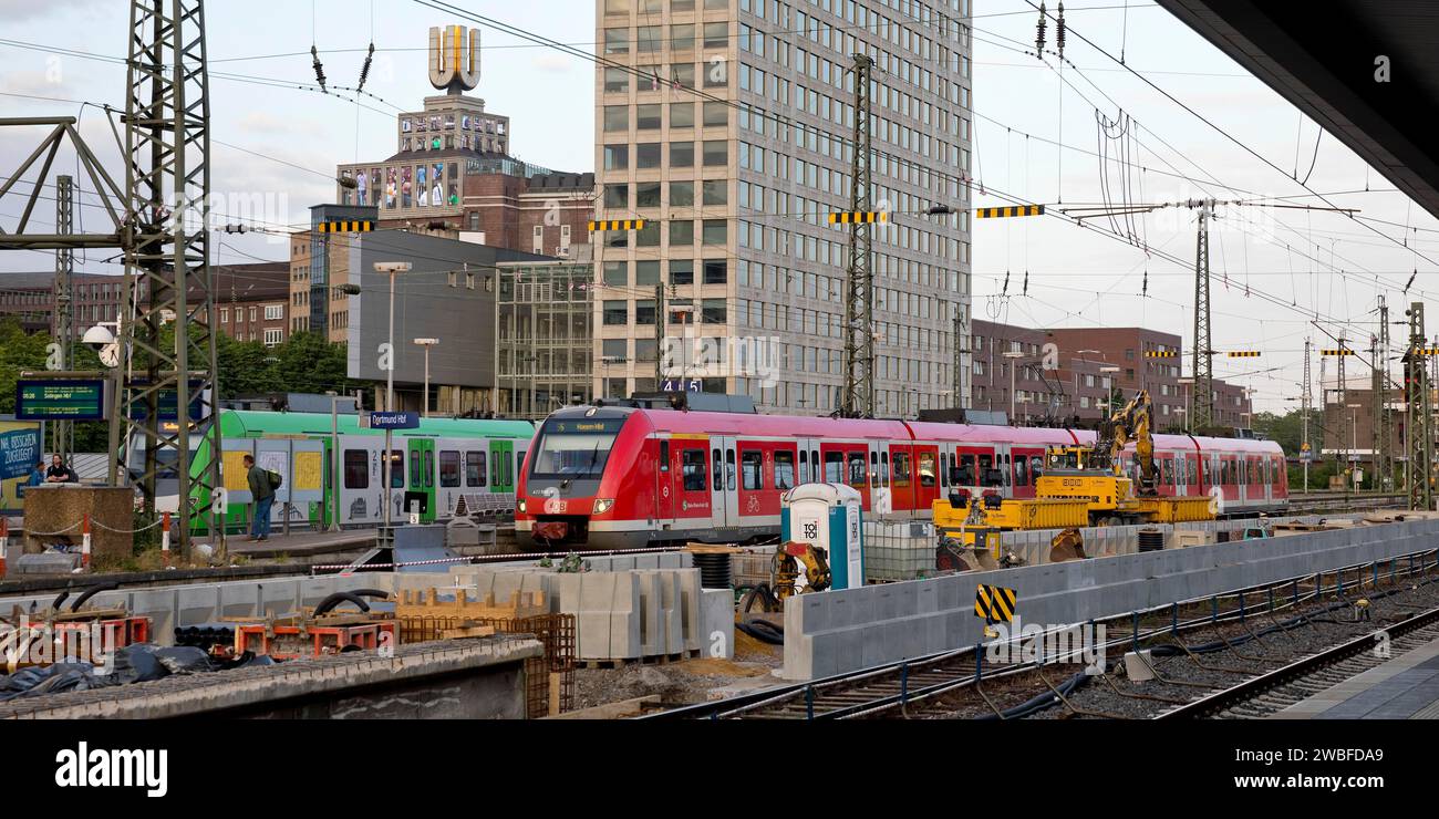 Cantiere presso la stazione centrale di Dortmund con la U di Dortmund e il centro città di Harenberg, Dortmund, Ruhr Area, Germania Foto Stock