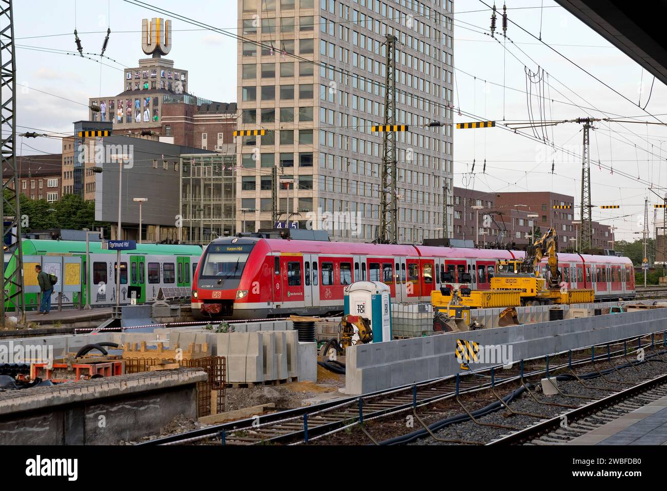Cantiere presso la stazione centrale di Dortmund con la U di Dortmund e il centro città di Harenberg, Dortmund, Ruhr Area, Germania Foto Stock