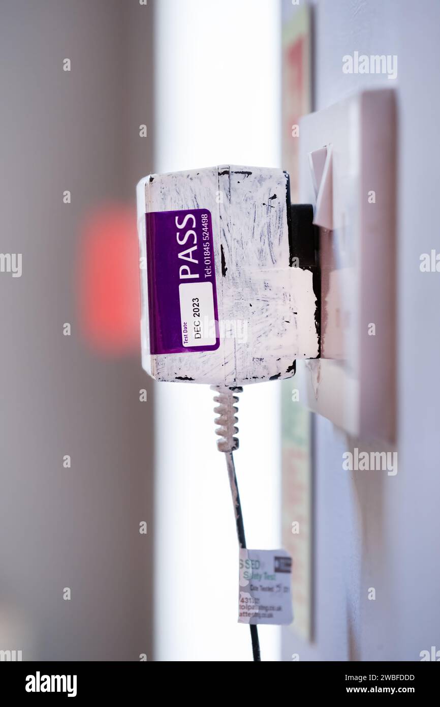 REGNO UNITO. Una spina elettrica contrassegnata con un'etichetta Pass dopo essere stata sottoposta correttamente a test PAT per garantire la sicurezza e l'idoneità dell'apparecchio elettrico Foto Stock