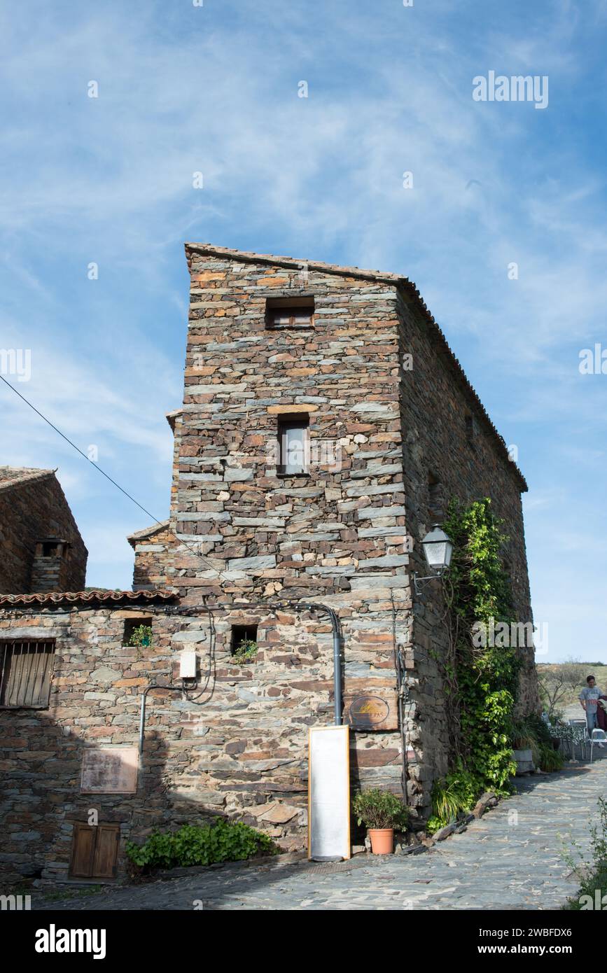 Bella casa a Patones de Arriba, Madrid. Tradizionali muri in pietra. Spagna Foto Stock