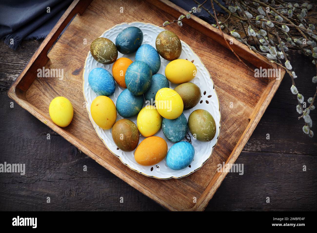 Elegante tavolo pasquale. Uovo naturale, piatto moderno. Decorazione del tavolo di Pasqua. , . Foto Stock