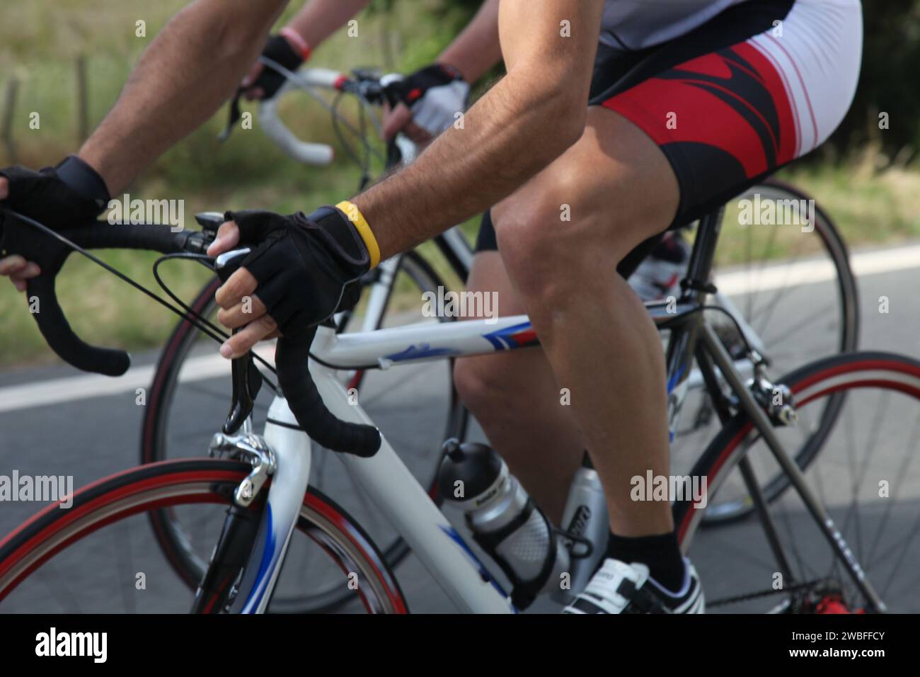 Intensa gara di ciclismo su strada: I ciclisti percorrono un percorso panoramico, dimostrando determinazione e atleticità. Foto Stock