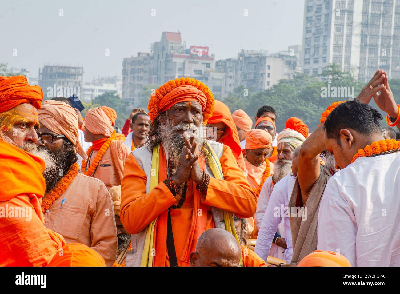 Calcutta, Bengala Occidentale India 24 dicembre: Un gran numero di persone adornate con abiti tradizionali cantavano collettivamente versi sacri dalla gita di Bhagavad. Foto Stock