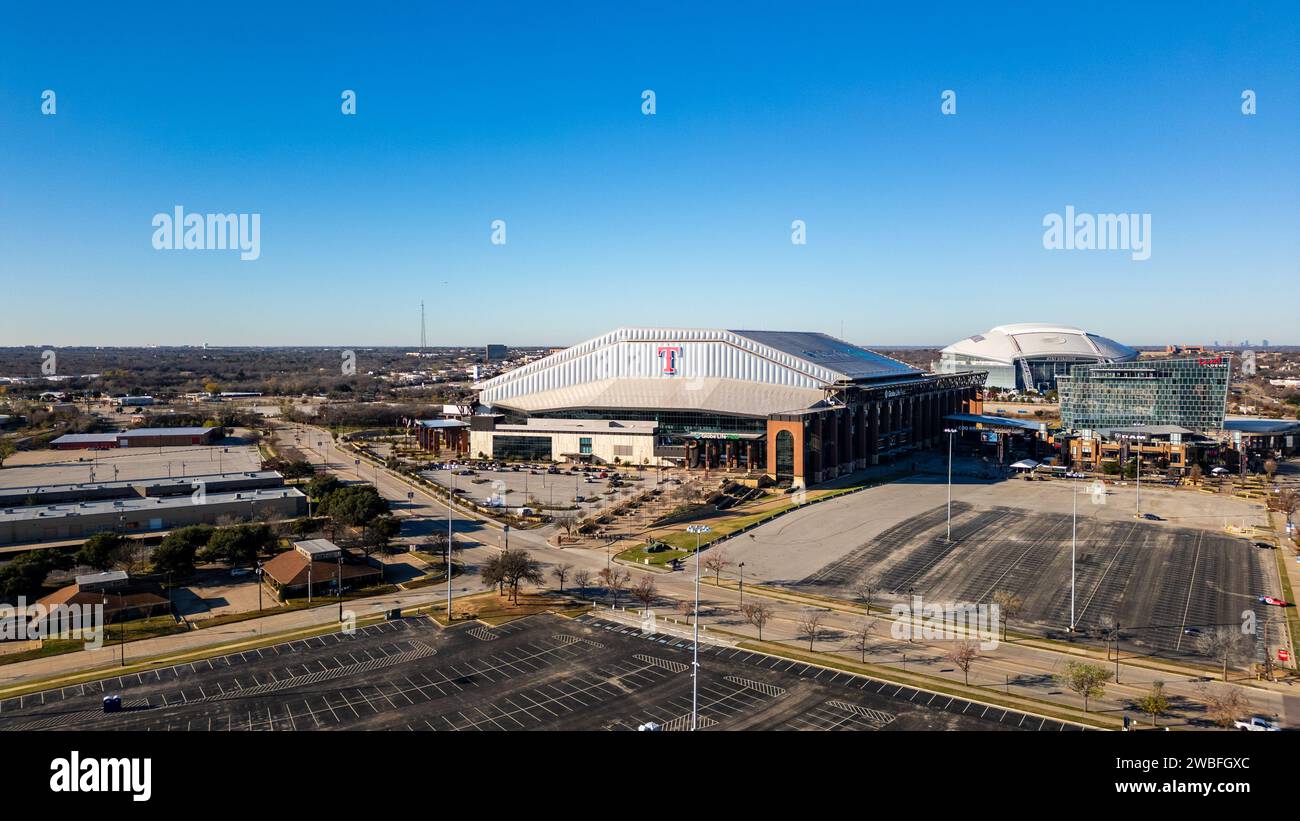 Arlington, Texas - 29 dicembre 2023: Il Globe Life Field è sede dei Texas Rangers della Major League Baseball, con lo stadio AT&T sullo sfondo Foto Stock