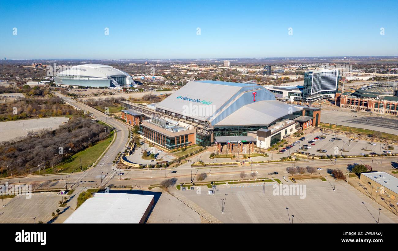 Arlington, Texas - 29 dicembre 2023: Il Globe Life Field è sede dei Texas Rangers della Major League Baseball, con lo stadio AT&T sullo sfondo Foto Stock