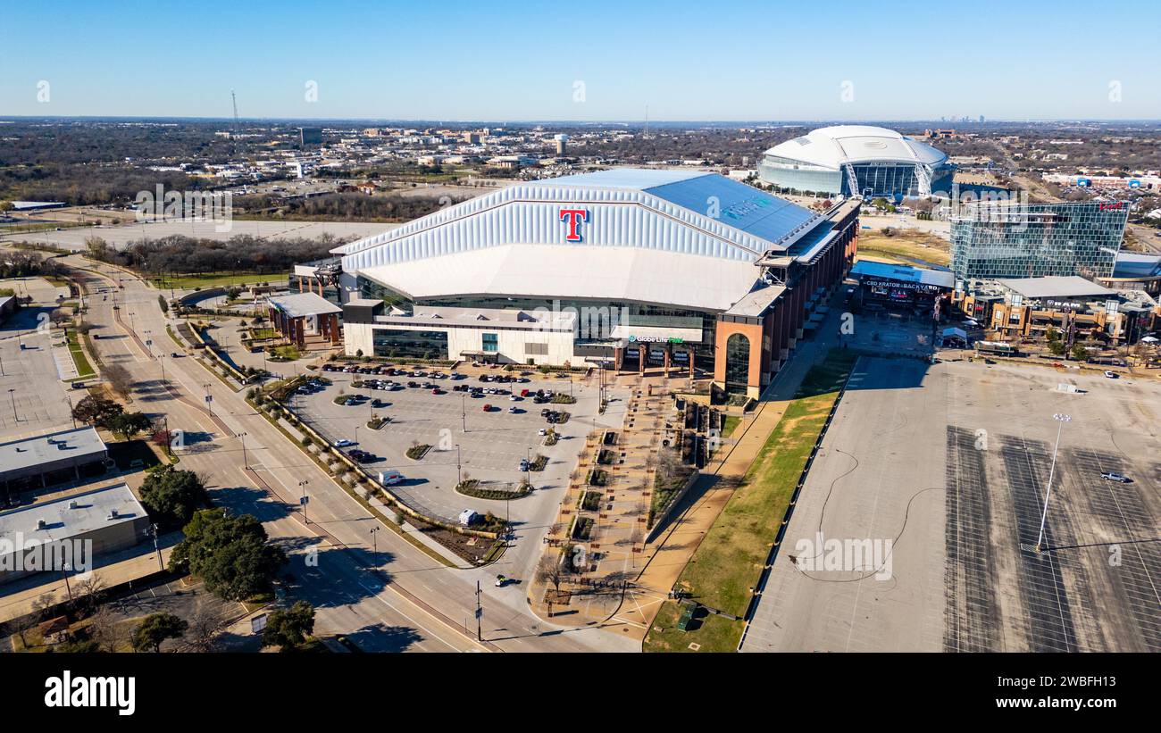 Arlington, Texas - 29 dicembre 2023: Il Globe Life Field è sede dei Texas Rangers della Major League Baseball, con lo stadio AT&T sullo sfondo Foto Stock