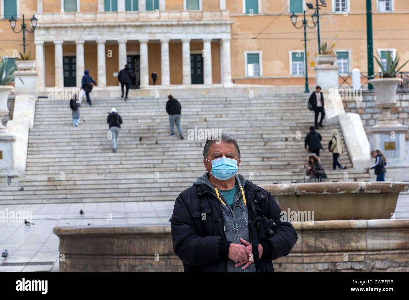 Atene, Grecia. 10 gennaio 2024. Un uomo che indossa una maschera facciale si vede ad Atene, in Grecia, il 10 gennaio 2024. Il governo greco ha sollecitato un ulteriore aumento dei tassi di vaccinazione contro la COVID-19 e l'influenza mercoledì, in un'ondata di infezioni nelle ultime settimane. Crediti: Marios Lolos/Xinhua/Alamy Live News Foto Stock