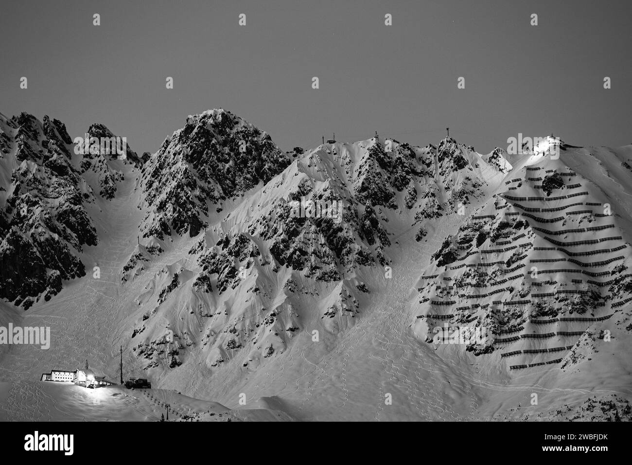 Le cime innevate delle montagne intorno a Innsbruck sono raggiungibili in funivia e sono un paradiso per le vacanze invernali. Foto Stock