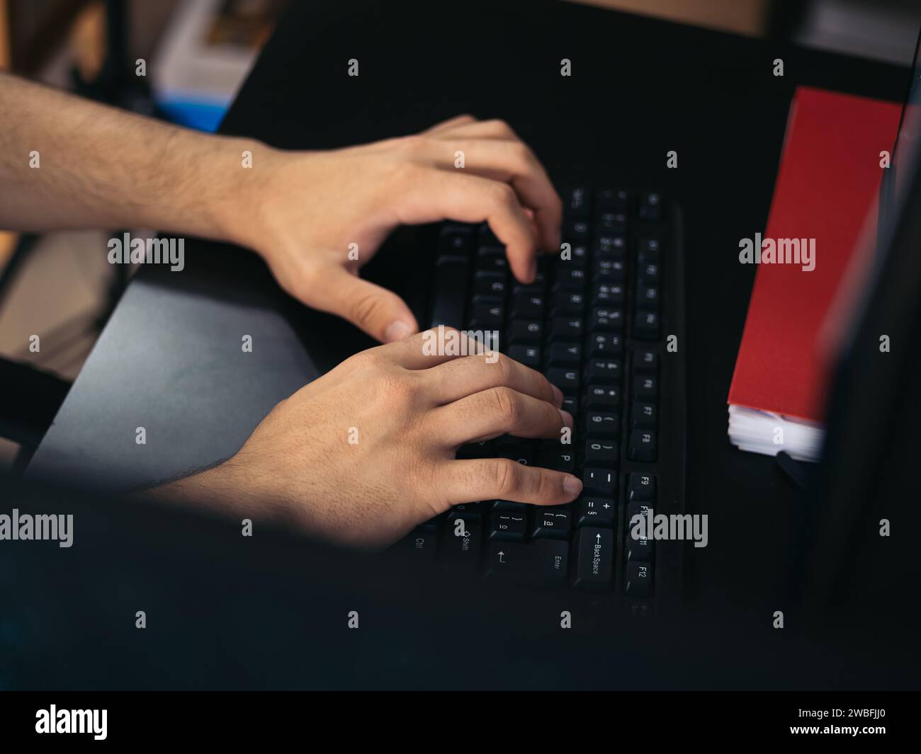 Produttività digitale: Digitazione sulla tastiera Foto Stock